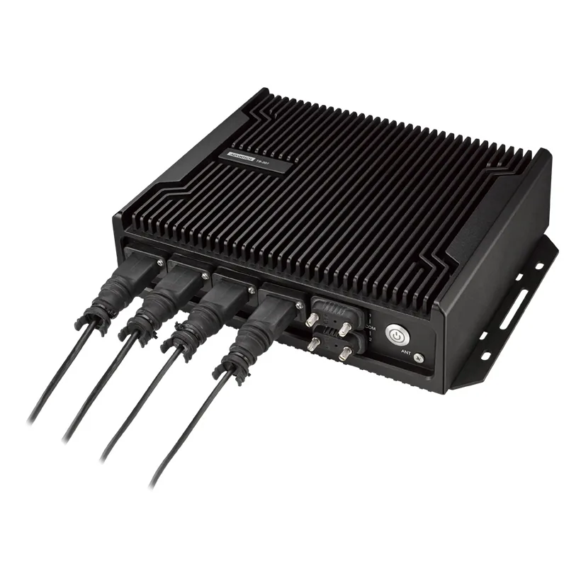 Máy tính Advantech TS-207 nhìn nghiêng, bốn cáp đầu M12 khoá ren cắm vào mặt trước cạnh hai cổng COM
