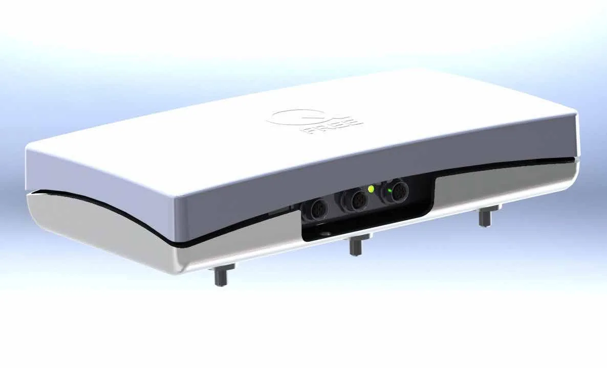 Đầu đọc DSRC Q-Free RSE651 nhìn nghiêng, mặt dưới có ba đầu nối M12 và đèn báo trạng thái